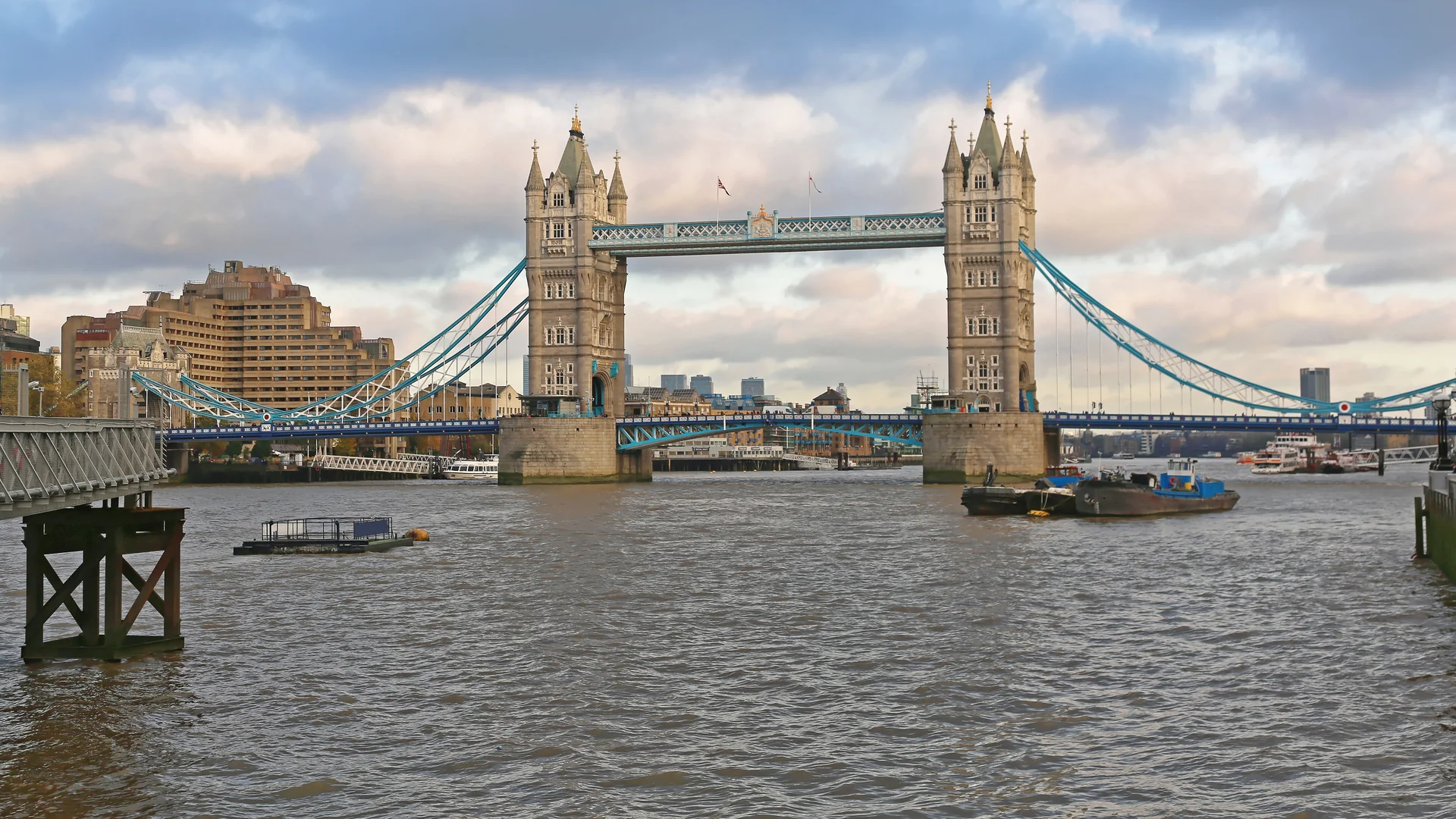 Tower Bridge spans the Thames between the Tower and the south riverbank